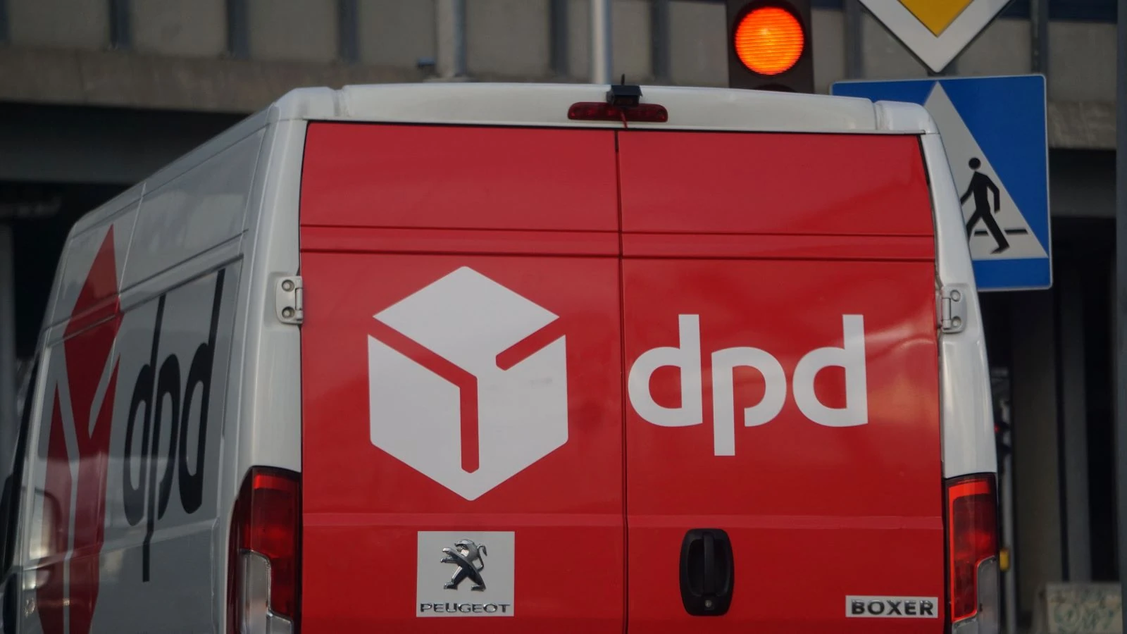 Rozwożą po 800 paczek dziennie: „Nie mam sił, żeby wziąć kąpiel”. Które firmy kurierskie działają w Wigilię?