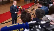 Podczas konferencji prasowej w Brukseli premier Donald Tusk był wyraźnie stawiany pod ścianą pytaniami dziennikarzy TVN24 i Polsatu. Jeszcze kilka godzin wcześniej sam mówił, że pożyczka jest „najmniej atrakcyjnym rozwiązaniem”, a jednak właśnie na nią zgodziła się Rada Europejska.