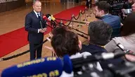 Podczas konferencji prasowej w Brukseli premier Donald Tusk był wyraźnie stawiany pod ścianą pytaniami dziennikarzy TVN24 i Polsatu. Jeszcze kilka godzin wcześniej sam mówił, że pożyczka jest „najmniej atrakcyjnym rozwiązaniem”, a jednak właśnie na nią zgodziła się Rada Europejska.