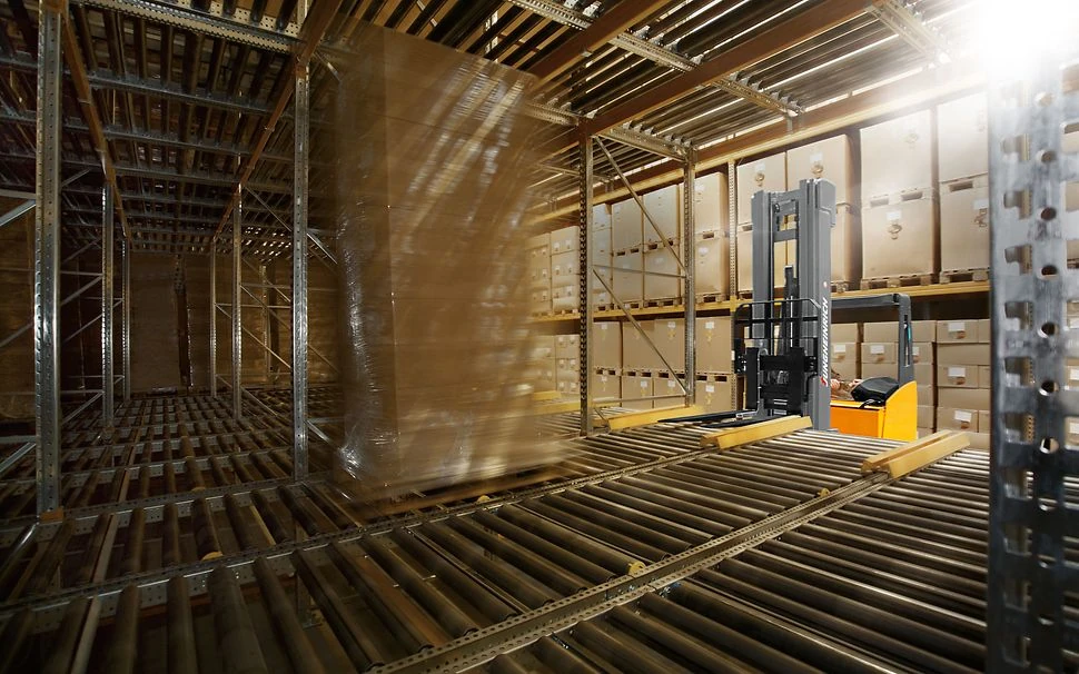 Przyszłość składowania – jak regały do magazynów wspierają automatyzację?