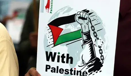 Zachodni aktywiści pilnujący palestyńskiej wioski. Twierdzą, że padli ofiarą ataku ze strony izraelskich osadników