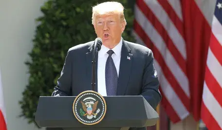 Prezydent Donald Trump przed Białym Domem. W sobotę może dostać nagrodę pokojową od FIFA