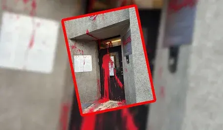 Zdewastowana elewacja polskiego konsulatu w Brukseli oblana czerwoną farbą i pokryta obraźliwymi hasłami po nocnym akcie wandalizmu.