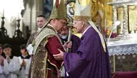 Uroczystość ingresu w katedrze na Wawelu – kardynał Grzegorz Ryś obejmuje urząd metropolity krakowskiego, w tle duchowieństwo i ołtarz katedry