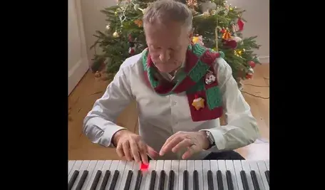 Infantylny instrumentalista Donald Tusk gra na keybordzie kolędę. Idzie mu to bardzo źle