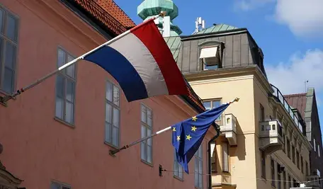 Wyrok, który zapadł przed sądem w holenderskim Utrechcie, wywołuje ogromne kontrowersje i poczucie rażącej niesprawiedliwości. Mężczyzna, który brutalnie pobił polskiego migranta, doprowadzając do jego śmierci, usłyszał karę zaledwie trzech lat pozbawienia wolności.