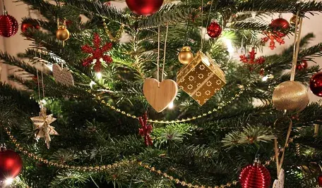 choinka świąteczna pięknie udekorowana 