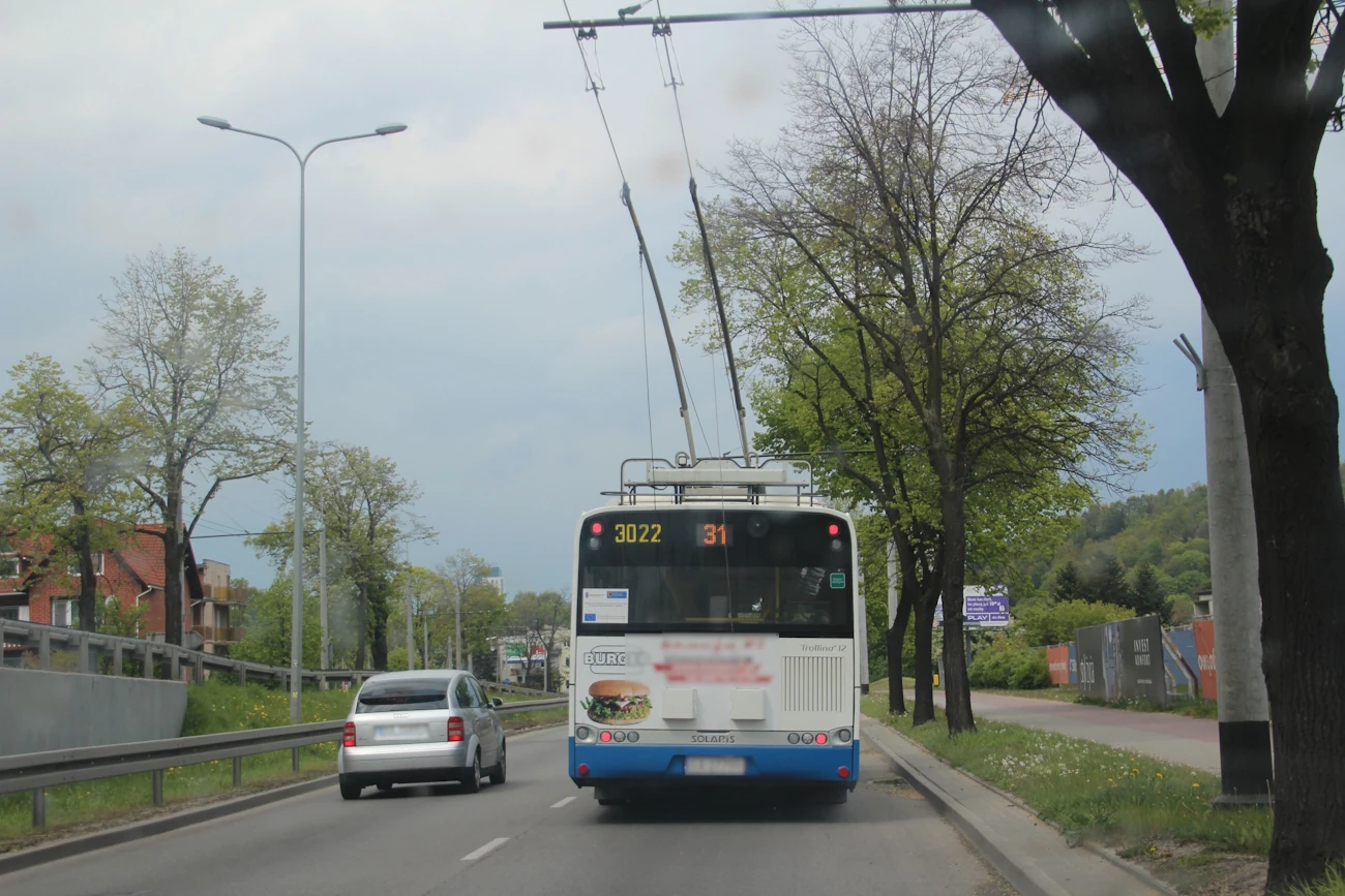 Samochód wjechał w witrynę restauracji w centrum Gdyni. Ranna 16-latka