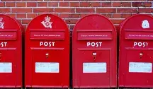 Charakterystyczne duńskie skrzynki pocztowe. Do końca roku duńska poczta dostarczy ostatni list w swojej historii
