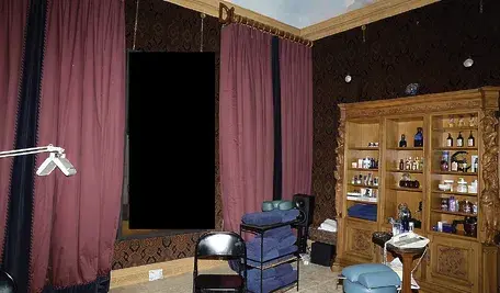 Jedno ze zdjęć rezydencji Jeffreya Epsteina. Kilkanaście - w tym takie z Donaldem Trumpem - zniknęło ze strony Departamentu