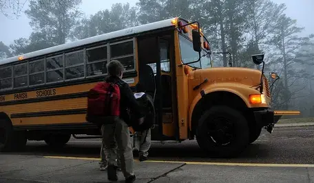 Elektryczny autobus w Nowym Jorku. Rodzice twierdzą, że ich kierowcy nie włączają ogrzewania by oszczędzać baterie. 