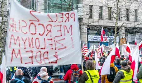  Protest rolnikow, ul. Swietorzyska, przed budynkiem przedstawicielstwa Parlamentu Europejskiego  fot. Liudmyla Kazakova