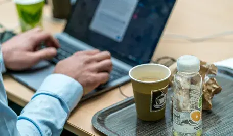 Choć pracownik Sanepidu nie miał prawa kopiować danych z komputera w urzędzie, to jednak to zrobił, a potem nośnik ze skopiowanymi informacjami zgubił