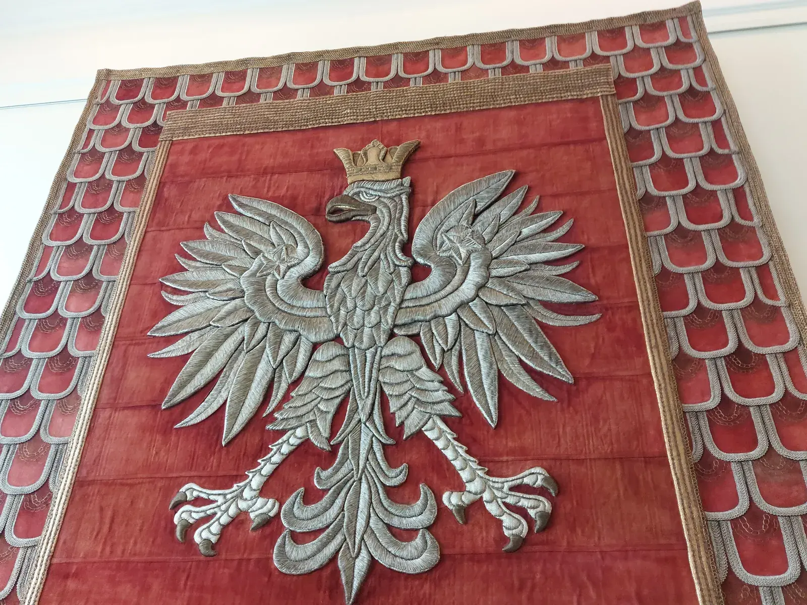 Zaczęli majstrować przy zmianie polskiej flagi, godła, a choćby hymnu! Prace toczą się w ministerstwie kultury