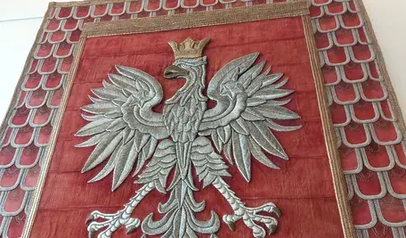 Zmiany w godle? Głównie chodzi o ujednolicenie barw, które często miewają po prostu różne odcienie...