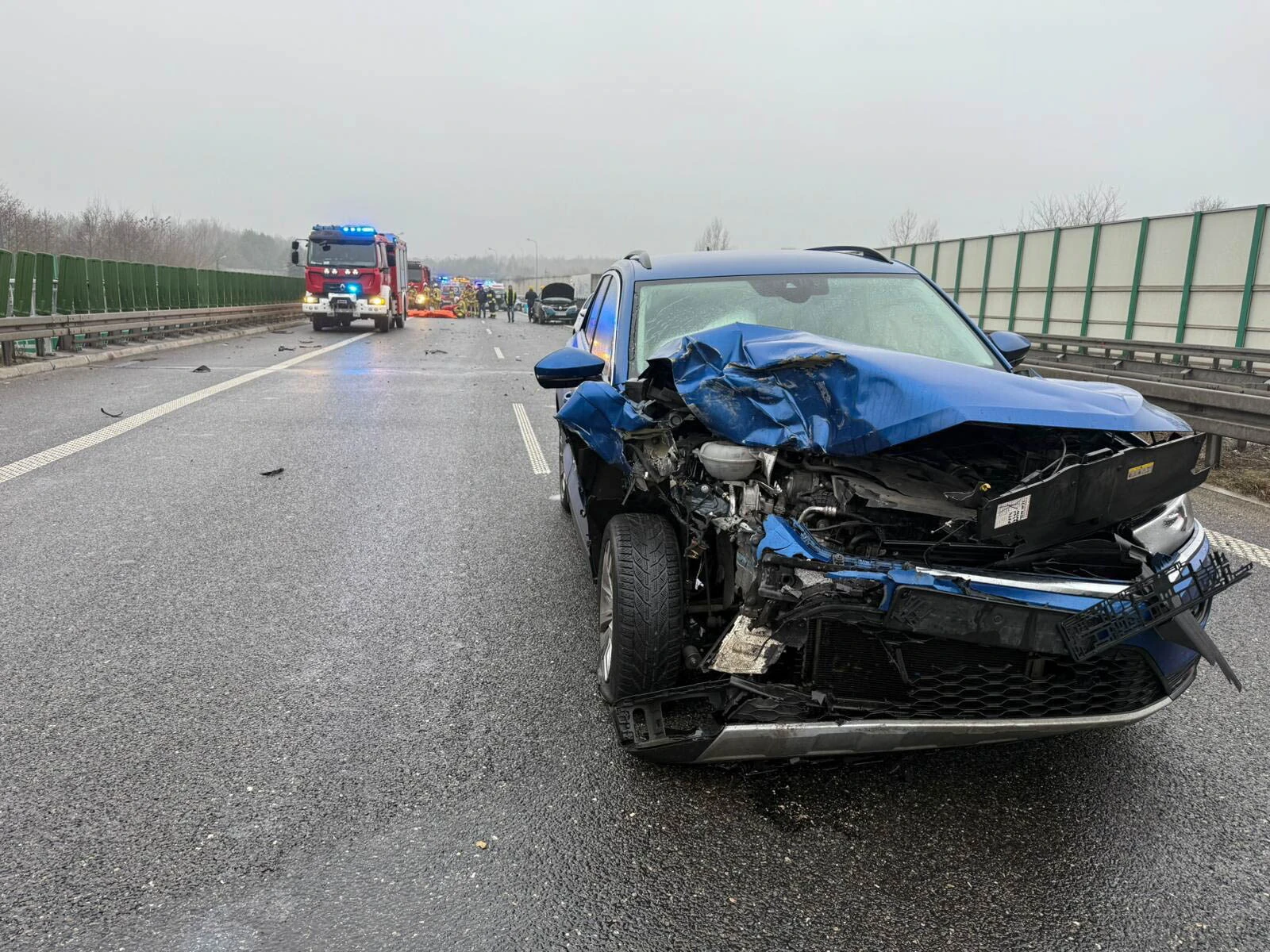 Szklanka na drogach i wichura nad Polską. IMGW przedłuża alerty, rośnie liczba wypadków