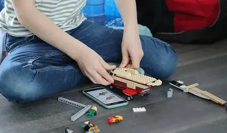 Dzieci od najmłodszych lat korzystają z ekranów. Niestety to nie pozostaje bez szkodliwego wpływu na ich wzrok