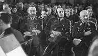 	 Heinrich Himmler podczas uroczystości z okazji otwarcia wystawy w Sukiennicach. W pierwszym rzędzie od prawej widoczni: gen. Walter Somme, Hans Frank i Heinrich Himmler.