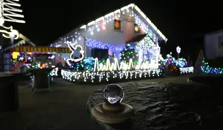 Zdjęcie przedstawia dom z dekoracją świąteczną. 