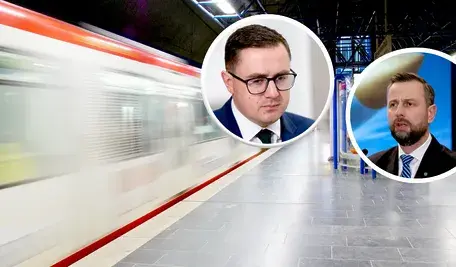 Na zdjęciu premier Kosiniak-Kamysz i minister Motyka na tle metra, w ramach ilustracji do tekstu, iż Chociaż politycy PSL-u i koalicji rządowej wielokrotnie zapowiadali budowę metra w 10 miastach Polski jako część „tarczy infrastrukturalnej”, do tej pory nie podjęto żadnych konkretnych działań rządowych. Idea pozostaje na poziomie deklaracji programowej, a żadne z miast nie zostało oficjalnie objęte programem rządowym, co potwierdzają zarówno odpowiedzi instytucji rządowych, jak i samorządów lokalnych