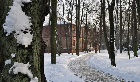 Wejście do szpitala psychiatrycznego w Tworkach, widok na budynek placówki.