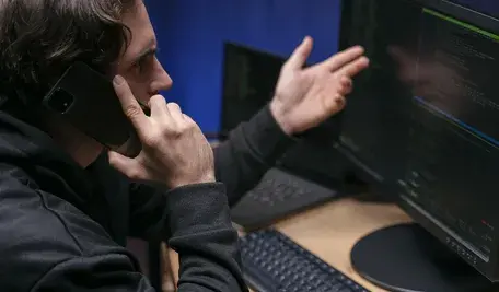 bliska-zly-mezczyzna-rozmawia-przez-telefon