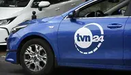 Samochód ekipowy TVN stojący przed siedzibą stacji — symbol działalności medialnej Warner Bros. Discovery w kontekście trwających rozmów o przejęciu firmy.