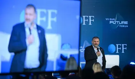 Minister Waldemar Żurek podczas wypowiedzi dla mediów, w której komentuje nadużywanie prawa weta i jego wpływ na równowagę władz