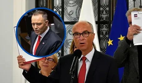 Włodzimierz Czarzasty przemawia przy mikrofonie, trzymając dokument; za nim stoją inni uczestnicy konferencji, w tym osoba zasłaniająca twarz kartką. W lewym górnym rogu umieszczono okrągłe zbliżenie na prezydenta Karola Nawrockiego występującego w sali obrad.