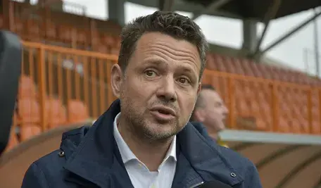 Rafał Trzaskowski, prezydent Warszawy, stoi przed kluczowymi wyborami politycznymi w 2025 roku po reelekcji Donalda Trumpa i zmianach w Polsce. Zdjęcie ukazujące ambitnego polityka KO w dynamicznej pozie symbolizuje spekulacje o jego kandydaturze na premiera lub prezydenta RP.