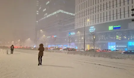 Sylwester i Nowy Rok w Polsce będą mroźne, z opadami śniegu, gołoledzią i lokalnymi zawiejami, co wymaga szczególnej ostrożności kierowców i mieszkańców.