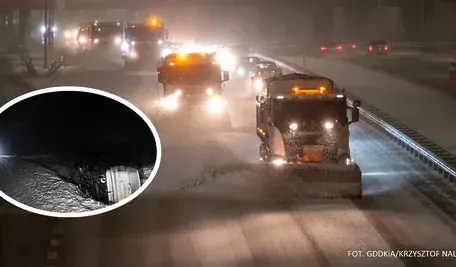 Samochód osobowy w rowie przy drodze wojewódzkiej nr 504 w okolicy miejscowości Narusa, 30 bm. Trwa ostry atak zimy w woj. warmińsko-mazurskim. Auta stoją w zaspach, ciężarówki blokują m.in. drogę S7 między Ostródą a Olsztynkiem. Elbląg i Frombork walczą ze skutkami cofki. (sko) PAP/Andrzej Jackowski