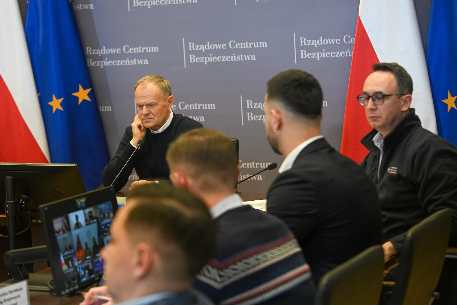 Sztab kryzysowy u Tuska w Warszawie, chaos w terenie. Karambol na A4 i Sylwester w nieogrzewanym pociągu