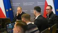 Premier Donald Tusk z poważną miną wysłuchał meldunków ministrów i przedstawicieli służb w świetle kamer. Niestety, od tego na drogach i na torach nie zrobiło się bezpieczniej 