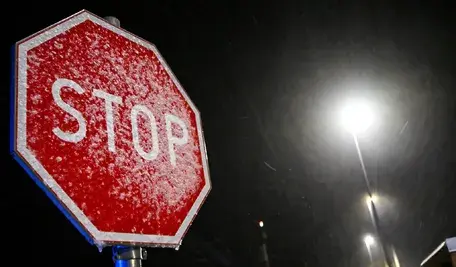 Opady śniegu we Fromborku, 30 bm. Woda z Zalewu Wiślanego wlewa się do miasta. Na Zalewie Wiślanym są wysokie fale. Dodatkowo woda jest wpychana w ląd przez północny wiatr kanałem Kopernika – to pozostałość średniowiecznego systemu doprowadzającego wodę do Fromborka. Trwa ostry atak zimy w woj. warmińsko-mazurskim. Auta stoją w zaspach, ciężarówki blokują m.in. drogę S7 między Ostródą a Olsztynkiem. Elbląg i Frombork walczą ze skutkami cofki. (sko) PAP/Andrzej Jackowski
