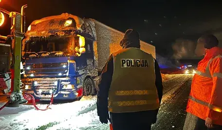 Służby w miejscu zatoru na S7, 31 bm. w powiecie ostródzkim. Z powodu obfitych opadów śniegu od 30 bm. od godzin popołudniowych trasa S7 w powiecie ostródzkim była zablokowana. Korek z Gdańska w stronę Warszawy miał prawie 7 km – ciągnął się od MOP Grabin do Rychnowa. (ad) PAP/Komenda Miejska Policji w Olsztynie