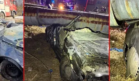 Miejsce wypadku i wrak. W Częstochowie czwórka nastolatków zderzyła się z rurami ciepłowniczymi podczas ucieczki przed policją