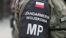 Funkcjonariusz Żandarmerii Wojskowej w mundurze podczas służby.