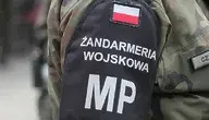 Funkcjonariusz Żandarmerii Wojskowej w mundurze podczas służby.