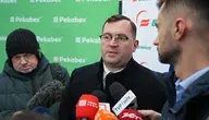 Minister rolnictwa Stefan Krajewski udziela wypowiedzi mediom przed mikrofonami.