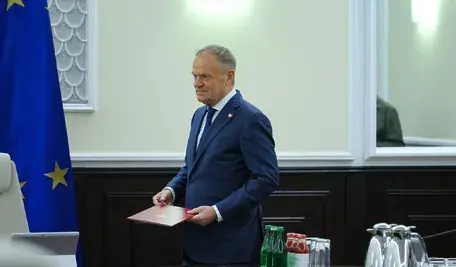 Donald Tusk wchodzi na salę podczas posiedzenia Rady Ministrów.