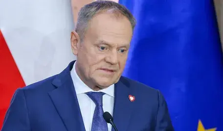 Donald Tusk chce utajnić obrady Sejmu. Znowu robi dziwne miny, rozkłada ręce i uprawia politykę na twitterze