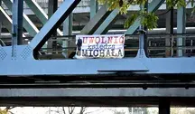Baner z hasłem „Uwolnić księdza Michała”, odnoszący się do sprawy zatrzymania ojca duchownego i towarzyszących jej emocji społecznych