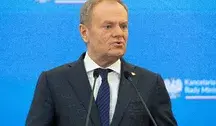 Premier Donald Tusk przemawia podczas konferencji prasowej, odnosząc się do bieżącej sytuacji politycznej i decyzji prezydenta