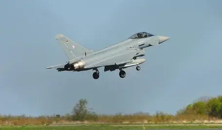 Niemiecki Eurofighter Typhoon tuż po starcie