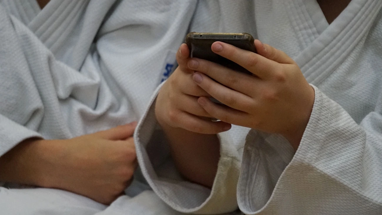 Wybuch telefonu w szkolnym internacie pod Rzeszowem. Ośmiu uczniów w szpitalu. Eksperci ostrzegają przed jednym błędem, który popełnia niemal każdy