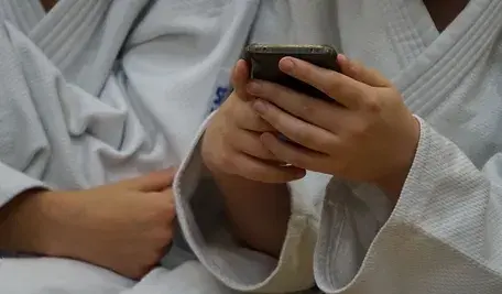 Telefon w ręku dziecka