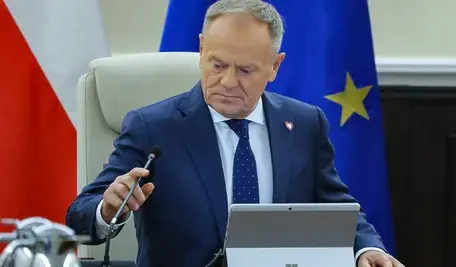 Premier Donald Tusk zaskoczył wszystkich pomysłem utajnienia części obrad Sejmu, ale nie minęło kilka godzin i już zaczęły się przecieki o czym podczas niego będzie mowa