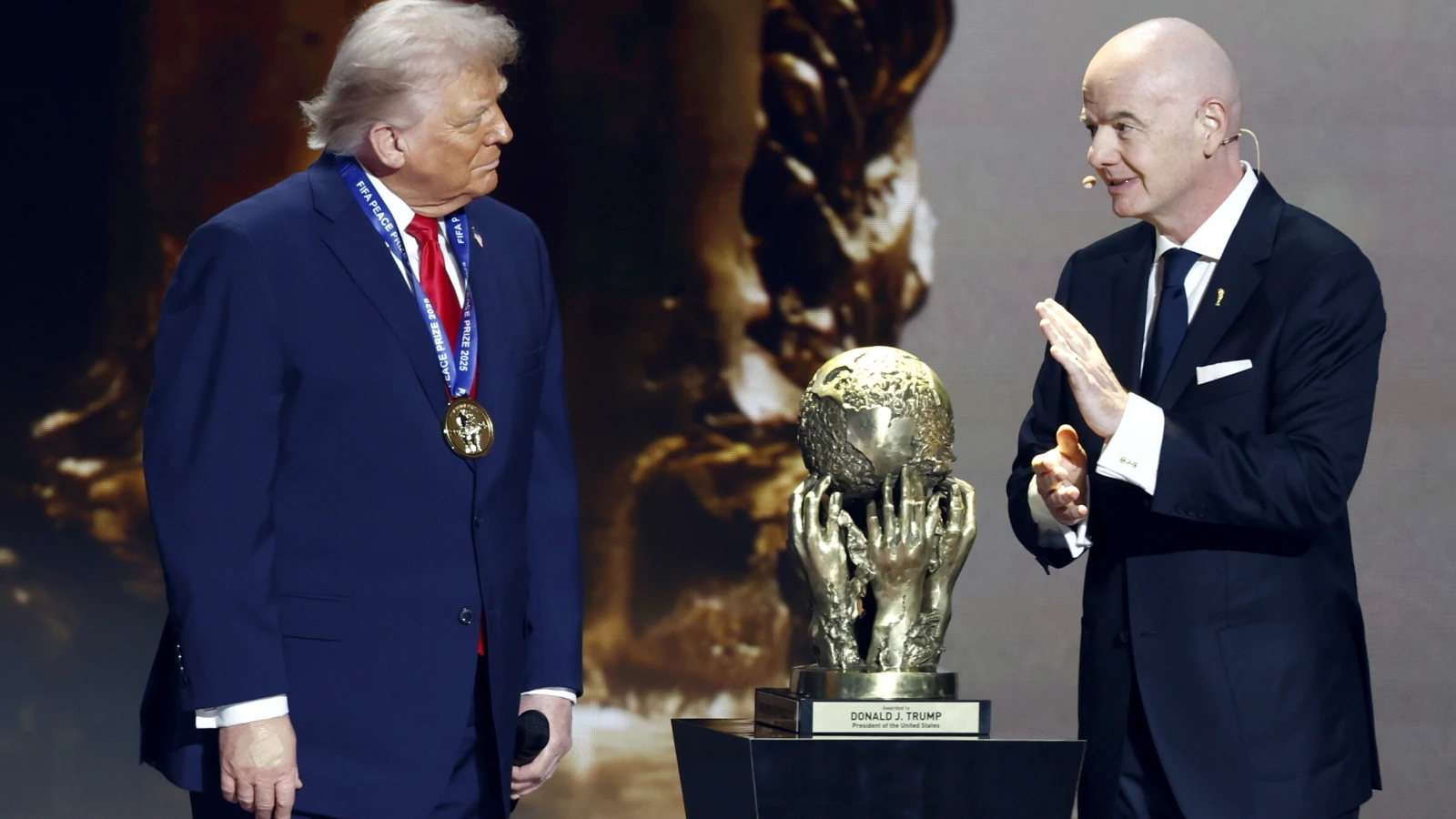 Pierwsza taka nagroda w historii FIFA i pierwszy laureat. „Za wyjątkowe działania”