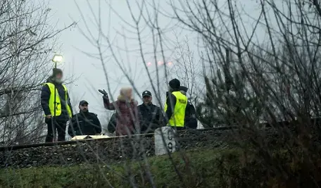 Coś uderzyło w pociąg albo z niego odpadło. Policjanci odnaleźli tajemnicze części przy torowisku w Poznaniu 